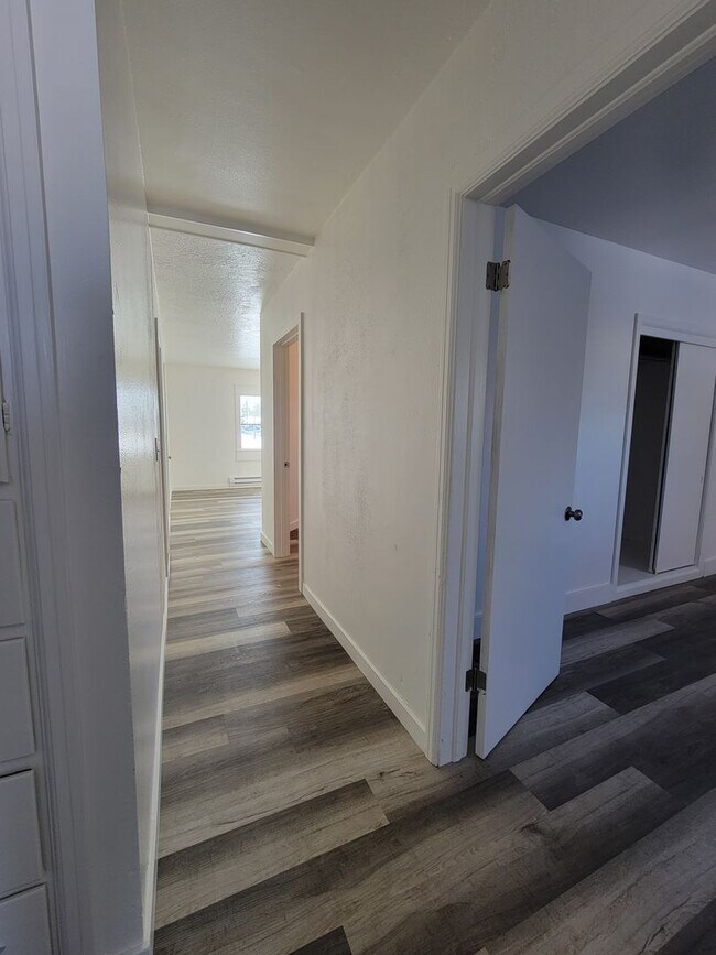 Building Photo - Newly Updated Modern 3 Bedroom, 1 Bathroom Apartment for Rent in Shelley with Garage! By Real Pro...