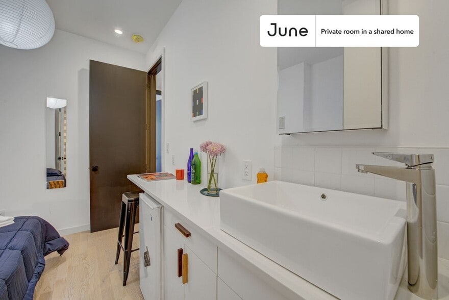 Building Photo - Chic ROOM at The Maison Suydam