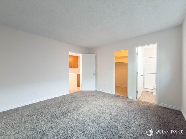 Building Photo - 2 Bedroom Duplex for Rent in Camarillo!