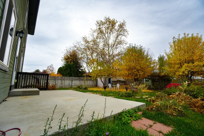 Building Photo - 11301 W Goldenrod Ave