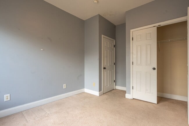 Building Photo - Rent-Ready 3BR/2.5BA Townhouse with 2-Car Garage Near Johnson City Hospital
