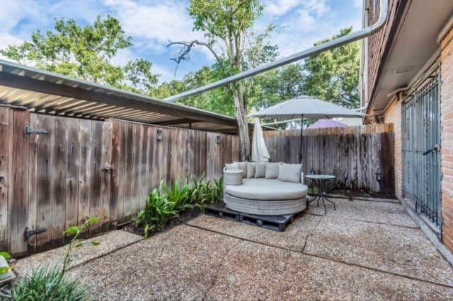 Building Photo - 530 N Post Oak Ln