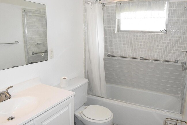 Building Photo - 2523 Dudley Dr W
