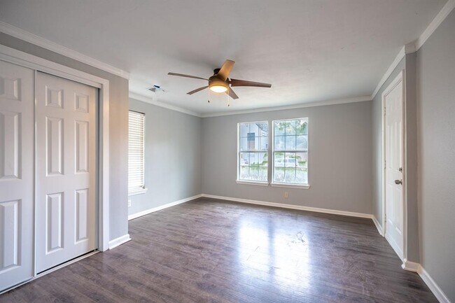 Building Photo - 2100 E 2nd St