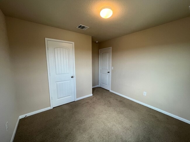 Building Photo - Perfect 3/2.5 - Tall Ceilings and in Immac...