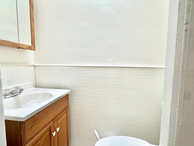Building Photo - 4 Bed + 2 Bath - Pets Welcome! Parking!