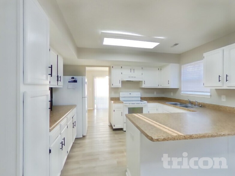 Building Photo - 1411 Blue Brook Way