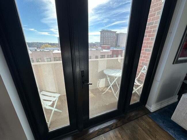 Building Photo - Beautiful 1 Bedroom 1.5 Bath Condo in down...
