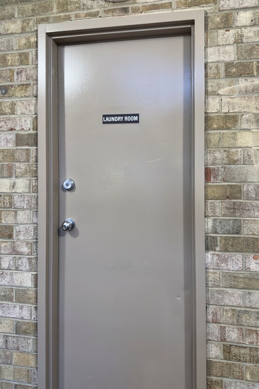 Building Photo - 10596 Twin Rivers Rd