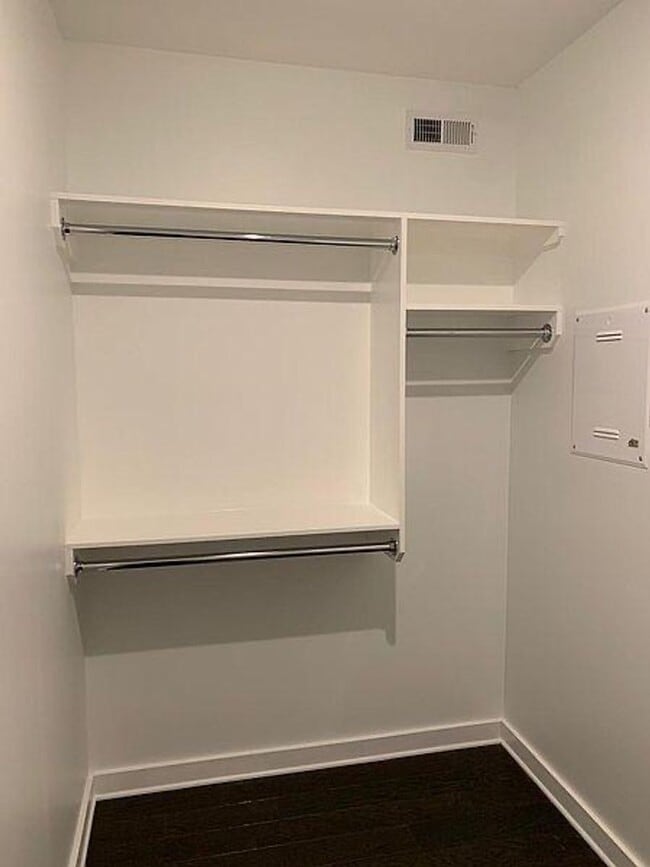 Building Photo - Sleek 2 bed 2 bath West End condo!