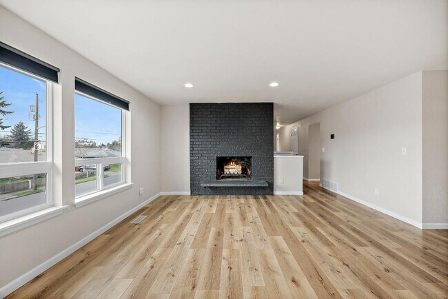 Building Photo - Renovated Tacoma Home with A/C, Huge Den, Bonus Office & Fully Fenced Yard!