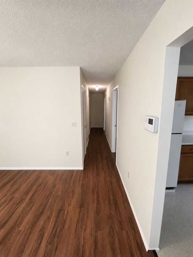 Building Photo - Quaint home located in City Limits