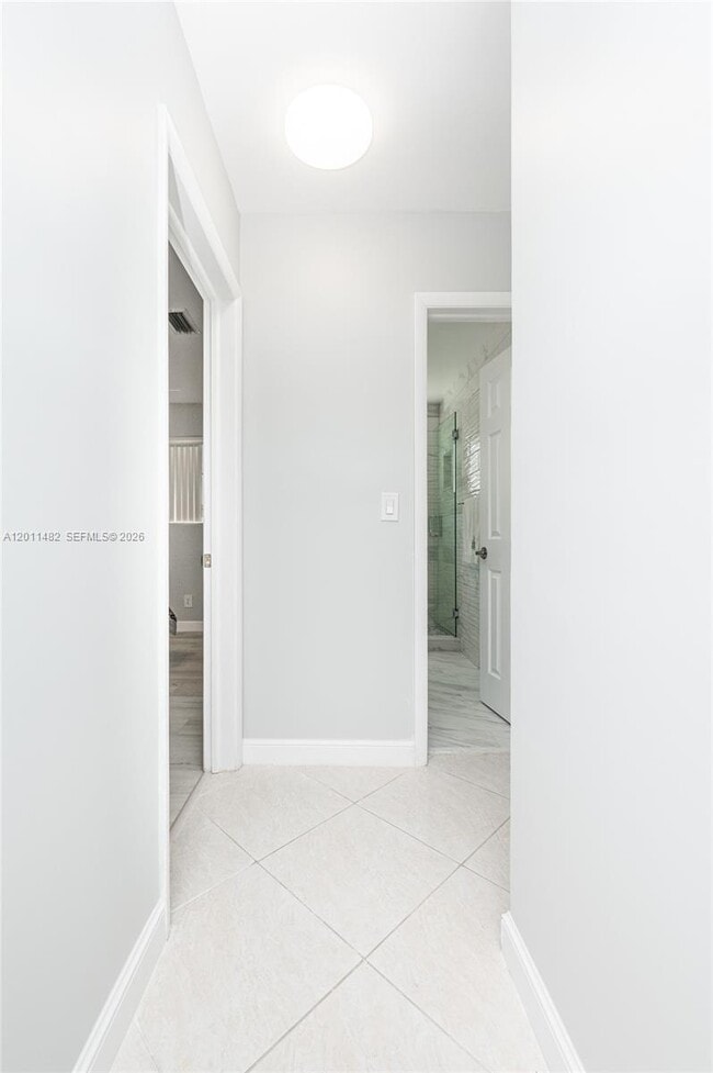 Building Photo - 810 S Rainbow Dr