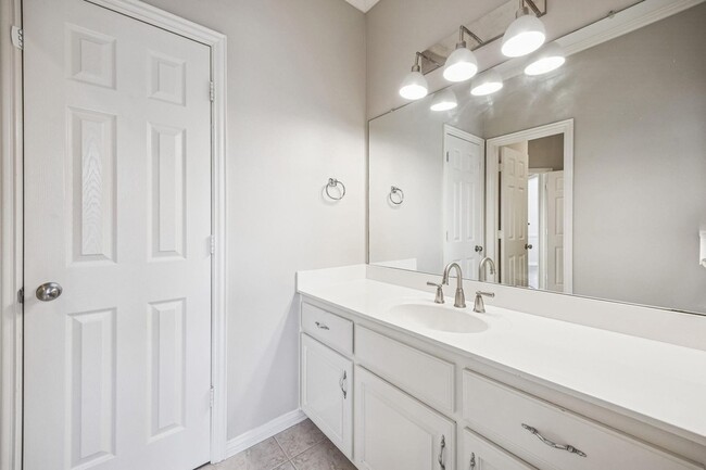 Building Photo - 2900 Creekview Dr