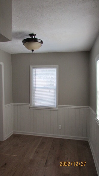 Dining - 2846 W Elm St