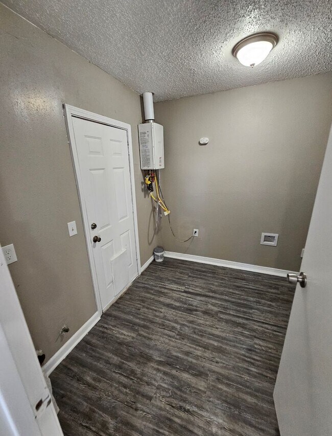 Building Photo - 4 Bedroom House Available in OKC