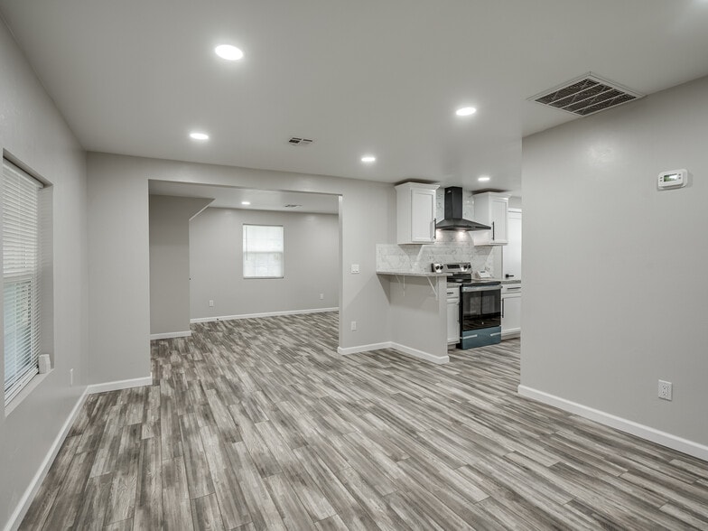 Building Photo - 2100 N Saint Luke Ave