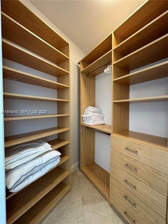 Building Photo - 16001 Collins Ave