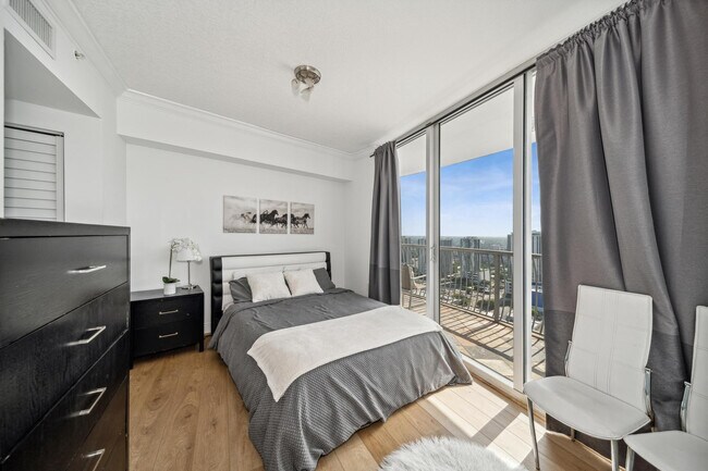 Building Photo - 1750 N Bayshore Dr