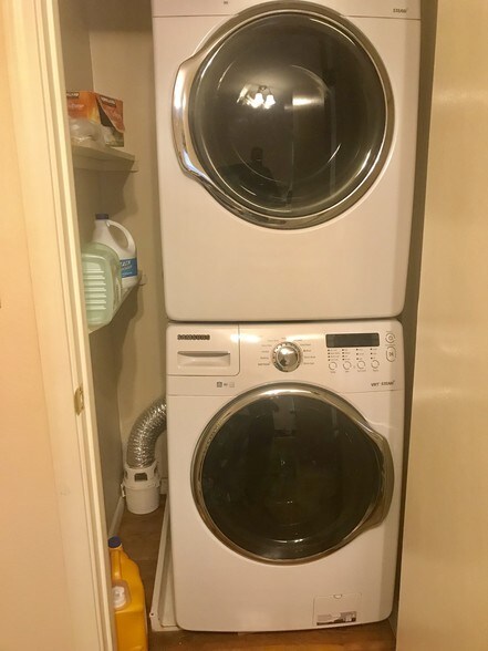 Washer and dryer remain in unit for use - 4426 Jarboe St