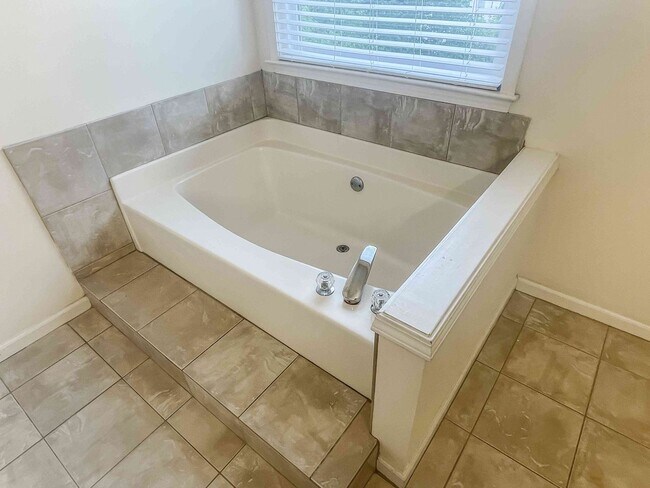 Building Photo - Alpharetta - 3BR - Finished Basement!