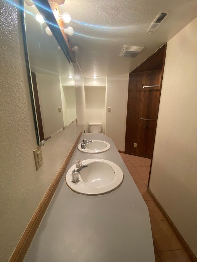 Building Photo - Midtown Three Bedroom Basement Space for R...