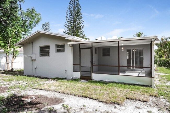 Building Photo - 381 NE 164th St