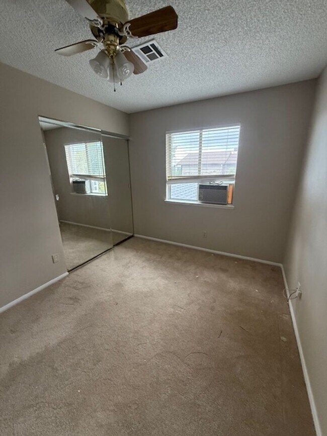 Building Photo - A Fabulous 4 Bedroom Home in Highland Hills
