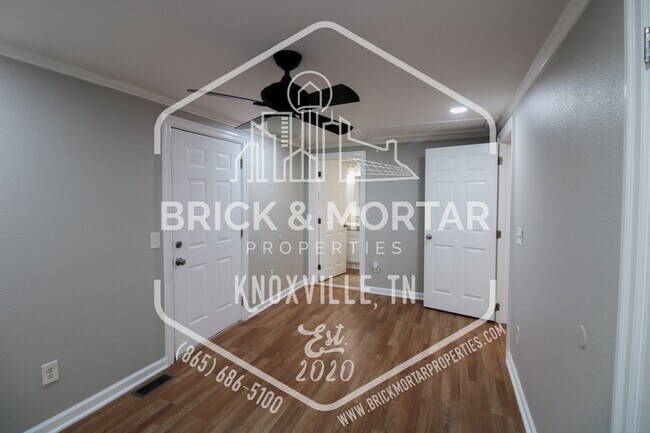 Building Photo - 116 S Maple St