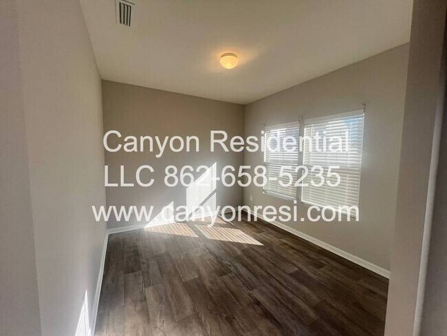 Building Photo - Beautiful 3 Bedroom 2.5 bath in well sough...