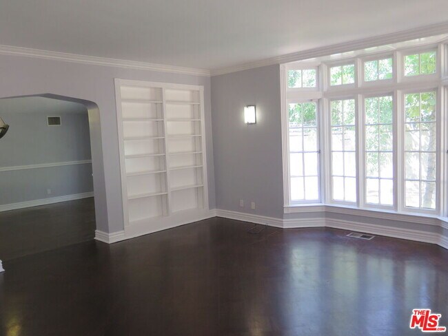 Building Photo - 802 Cloverdale Ave