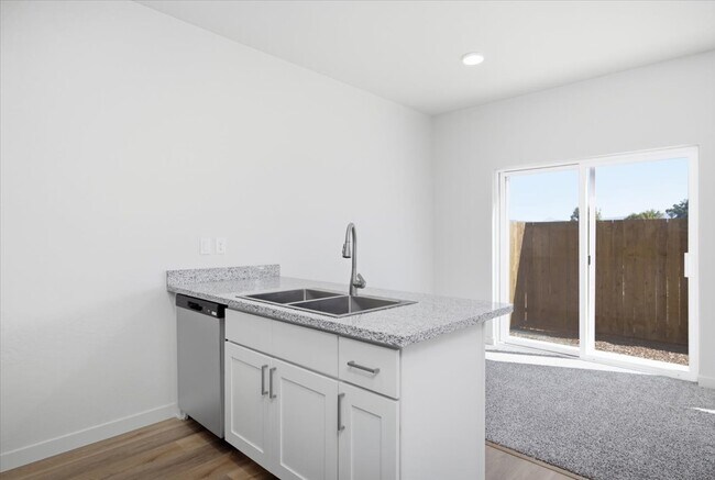 Building Photo - 2028 Sunset Dr