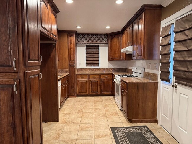 Building Photo - Single level home on large lot