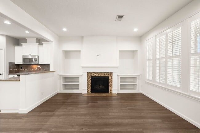 Building Photo - Stunning 3-Bedroom, 2.5-Bath Home in the C...