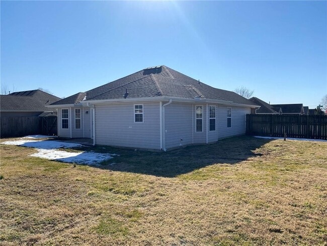 Building Photo - 770 Dogwood St