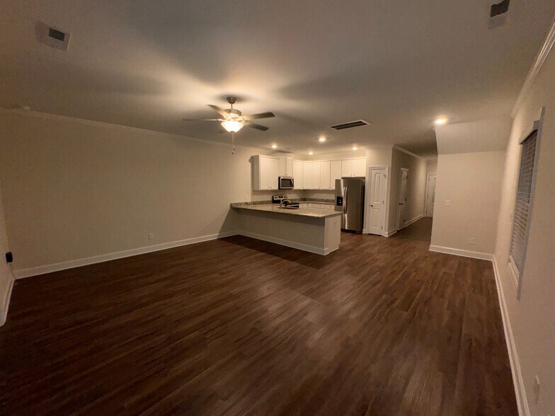 Building Photo - Room in Townhome on Thalweg Dr