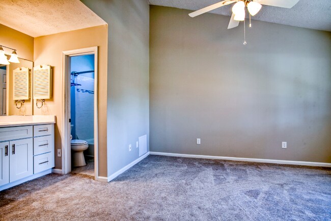 Building Photo - 617 13th Ave S