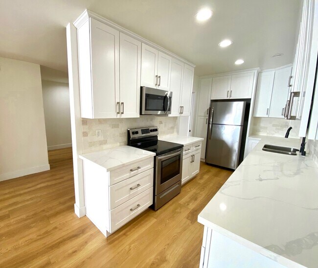 Building Photo - 1010 N Kings Rd