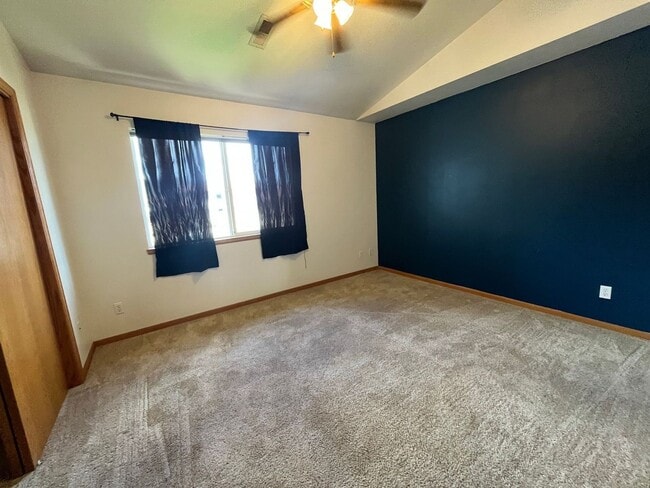 Building Photo - Fantastic Condo with Mountain Views