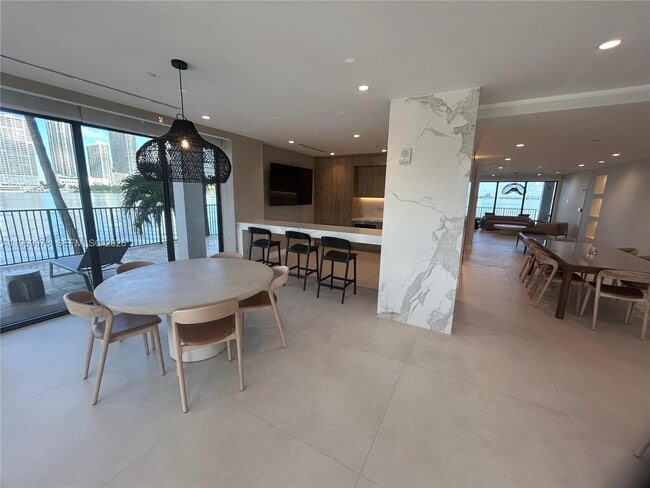 Building Photo - 801 N Venetian Dr