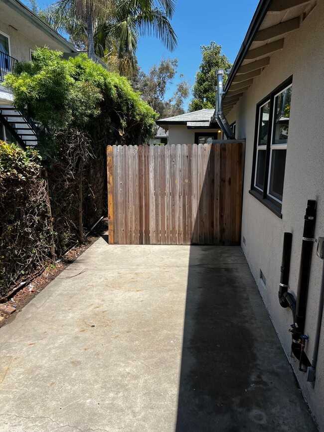 Building Photo - 2 Bedroom 1 Bath Completely Remodeled Apar...