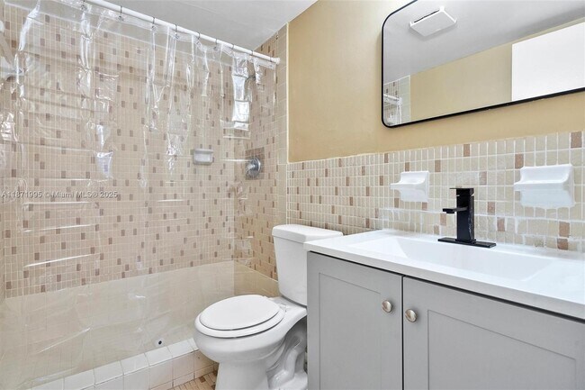 Building Photo - 1715 N 16th Ave