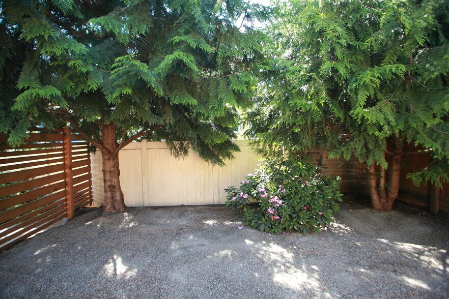 Quaint fenced side yard - 5427 SE Tibbetts St