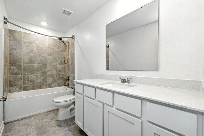 Building Photo - 4 Bed / 2.5 Bath Home – Available Septembe...