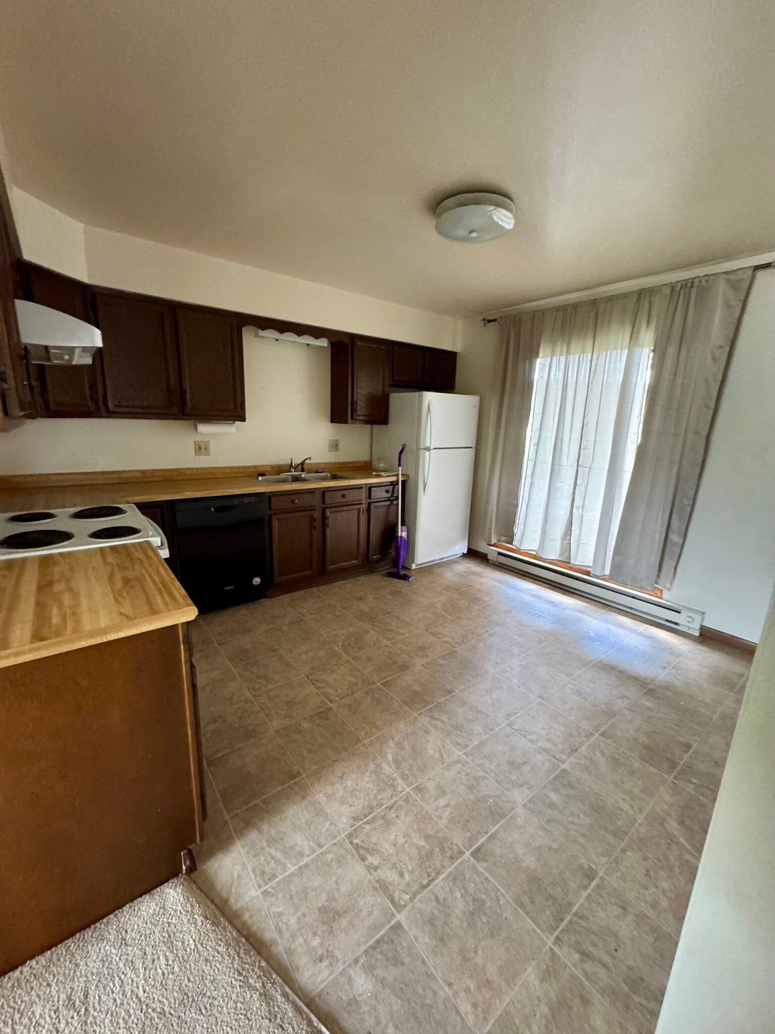 Kitchen w/ sliding glass doors - 505 Kerry Dr