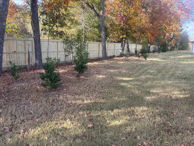 Building Photo - Room in House on Hedge Maple Dr