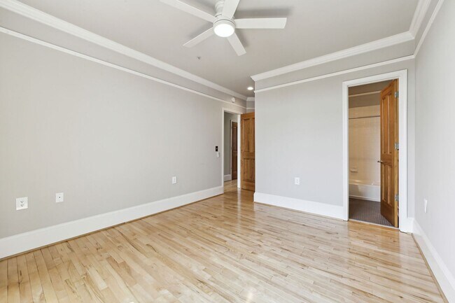 Building Photo - Available Now! 2 Bed/2 Bath With Parking I...