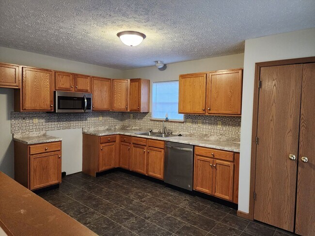 Building Photo - 3-Bedroom, 2-Bathroom Home with 2-Car Atta...