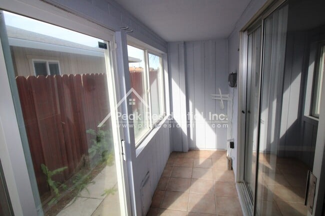 Building Photo - Cute 2bd/2ba Duplex with Garage - Walk to ...