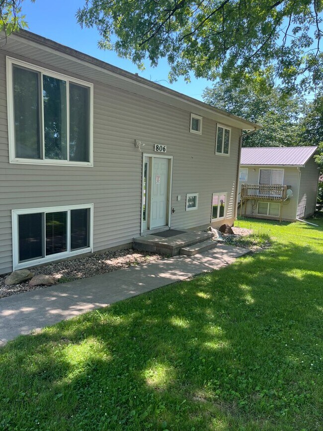 Building Photo - 806 Cedar River Dr NW